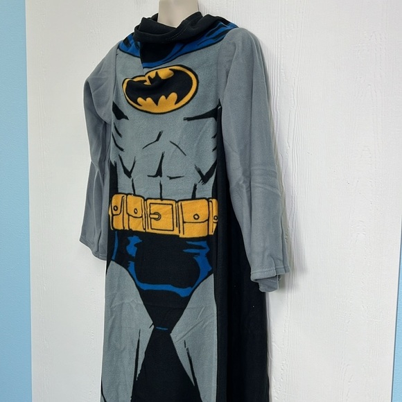DC Comics - NWT Colorful Batman Wearable Blanket With Long Sleeves Onesize - Picture 5 of 12